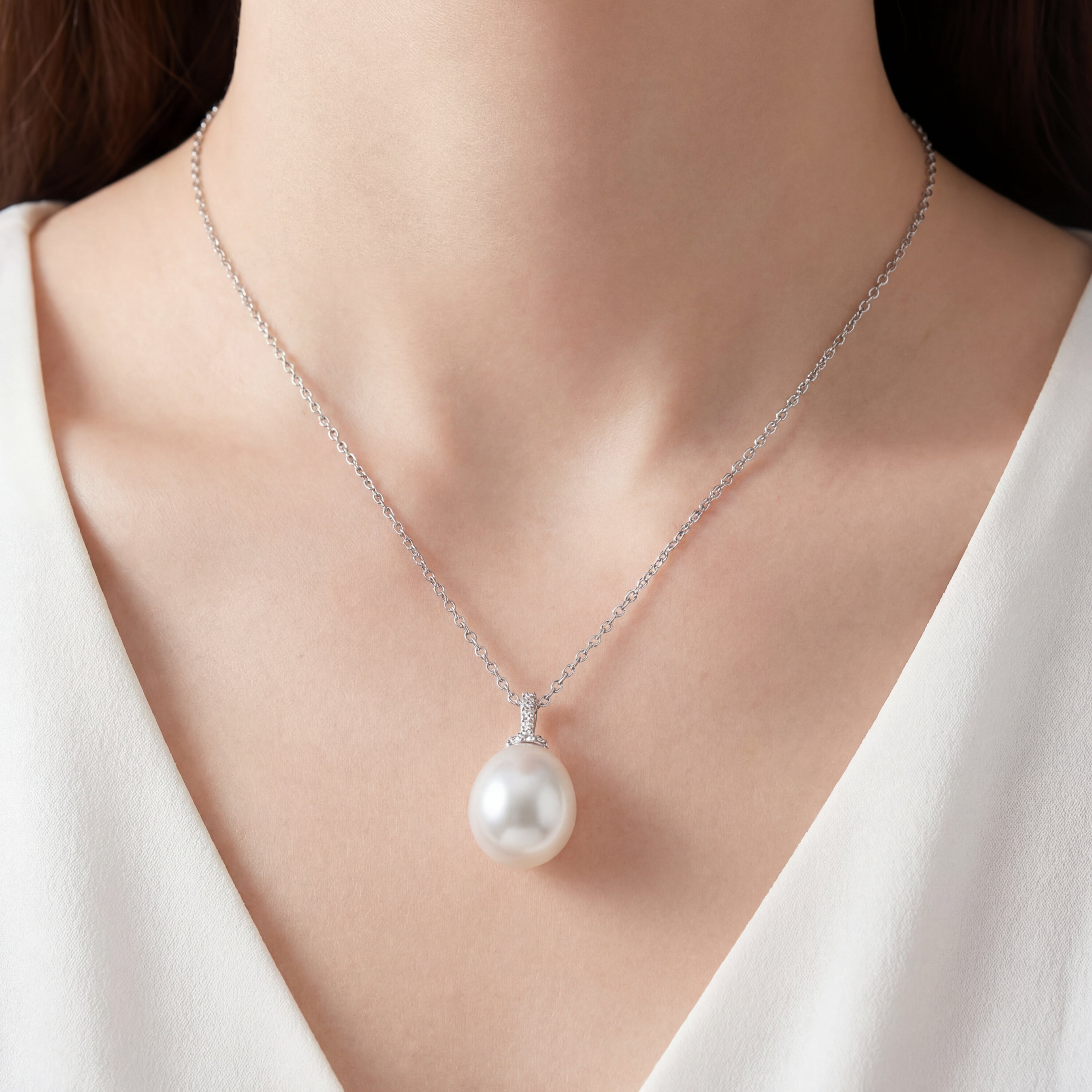 Australian South Sea Pearl - Oval 14 mm Kettle Diamond Bail