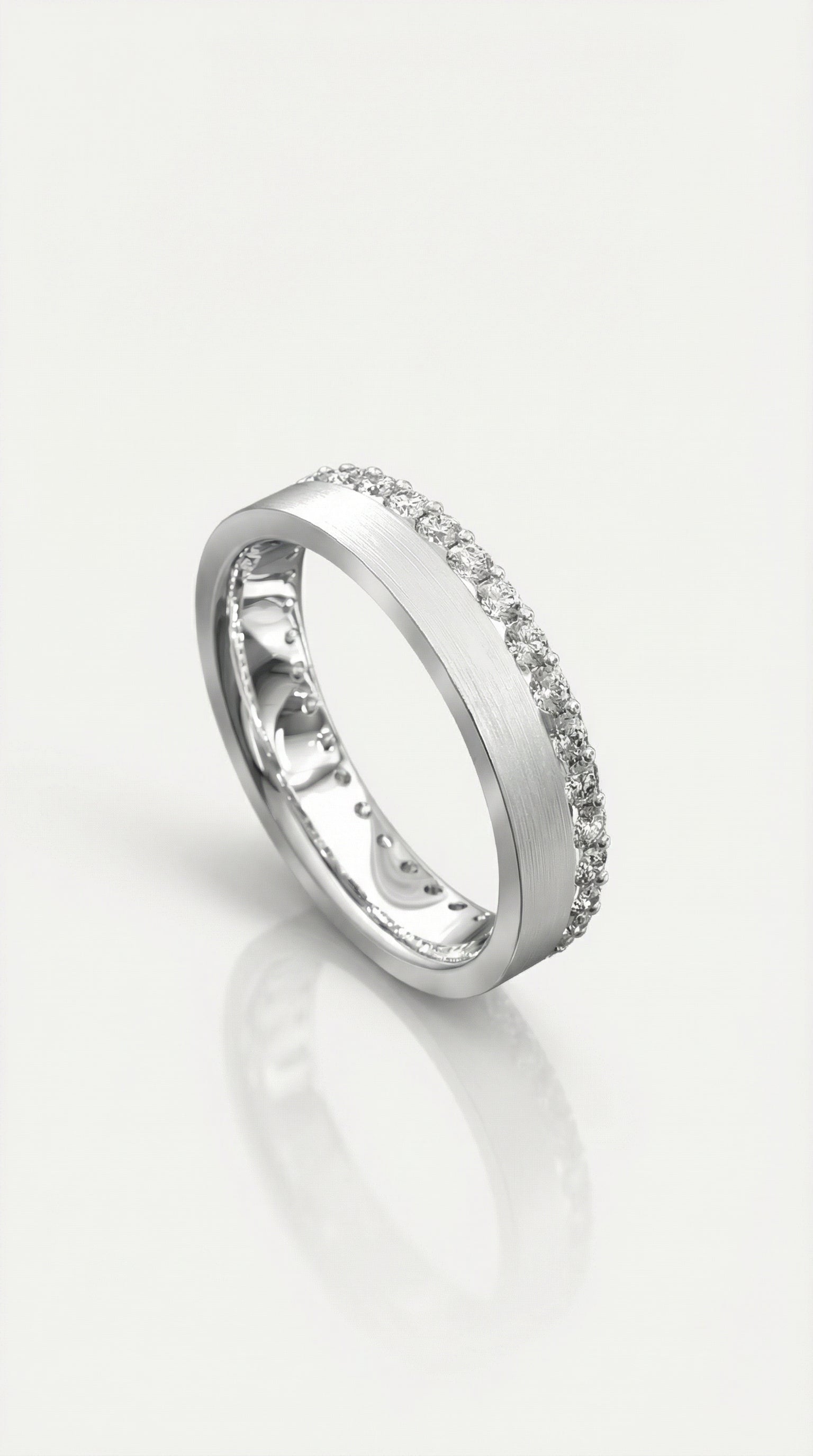 Single Row Diamond Edge Set Ring