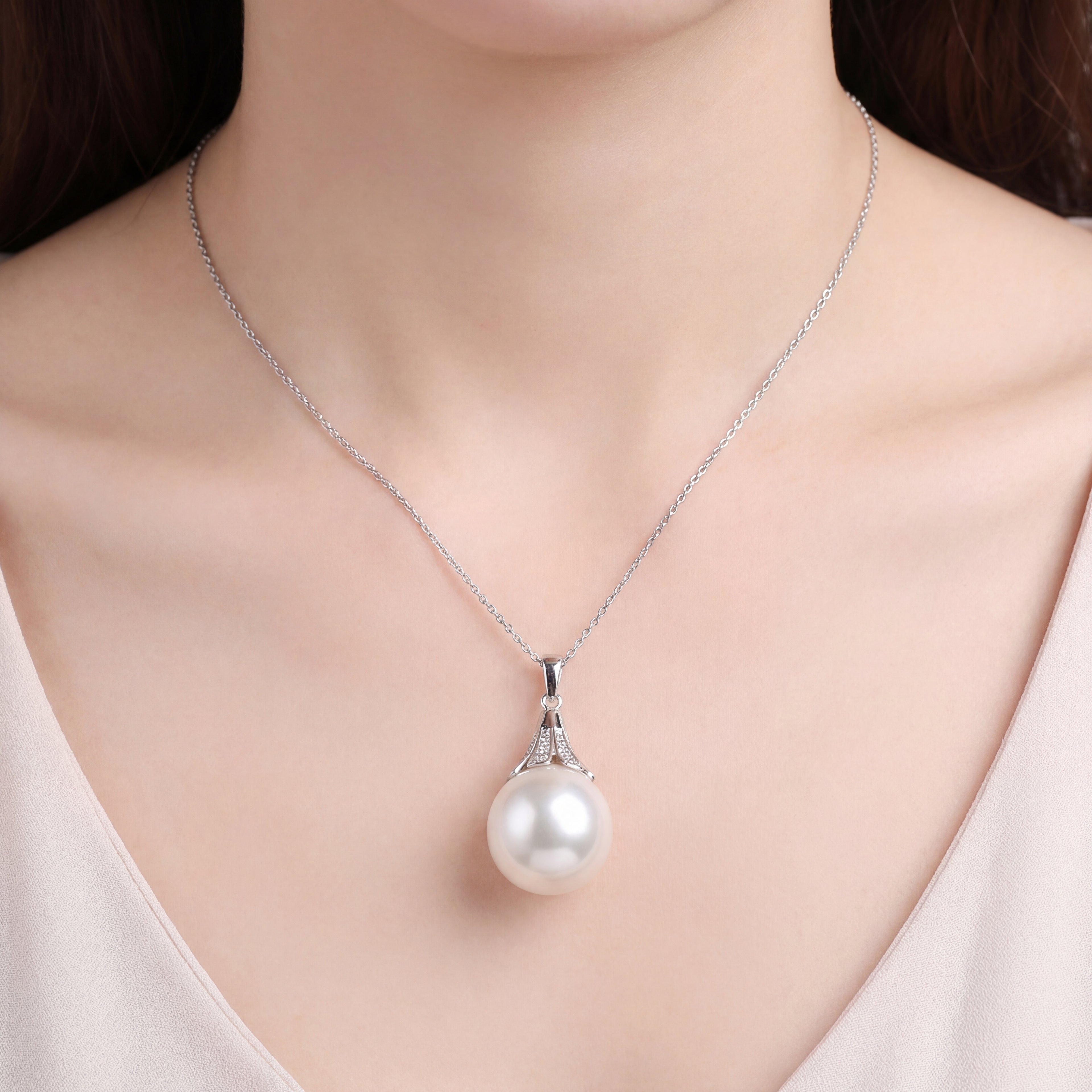 Australian South Sea Pearl - Oval 15 mm Trumpet Diamonds Pendant