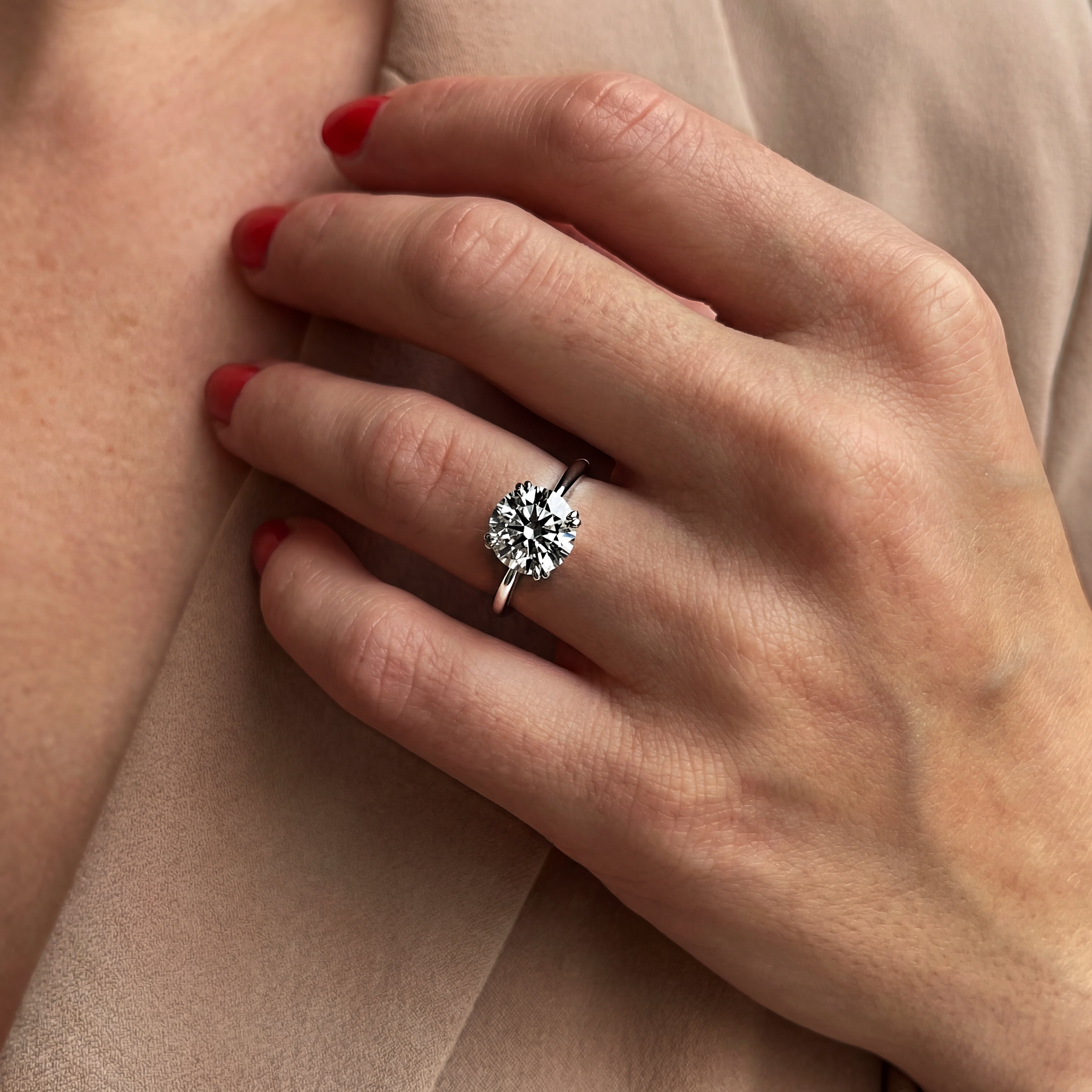 Levendi Classic - Round Brilliant Cut Double Claws
