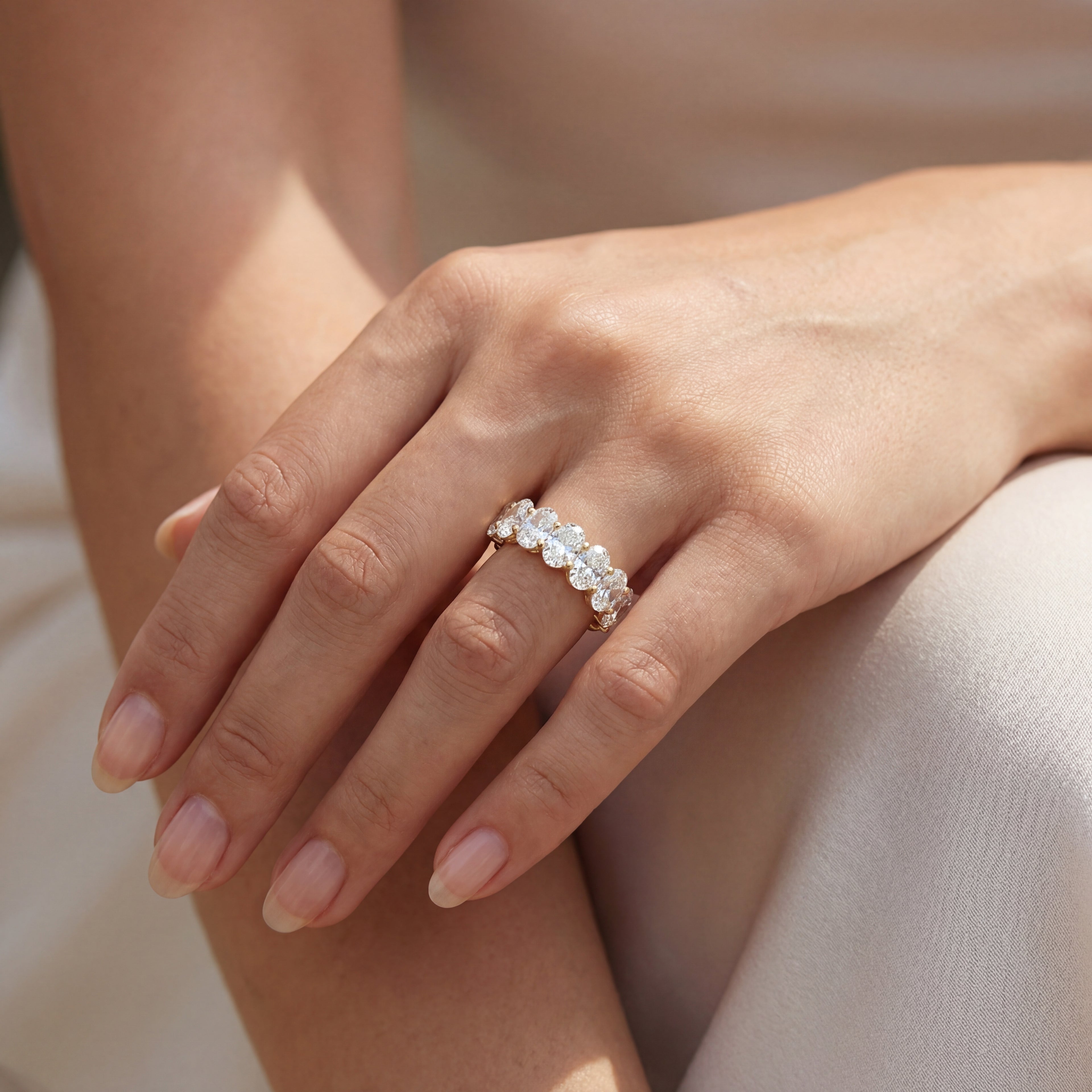 Wedding band Classic - Oval 7 Diamonds Shared Claws