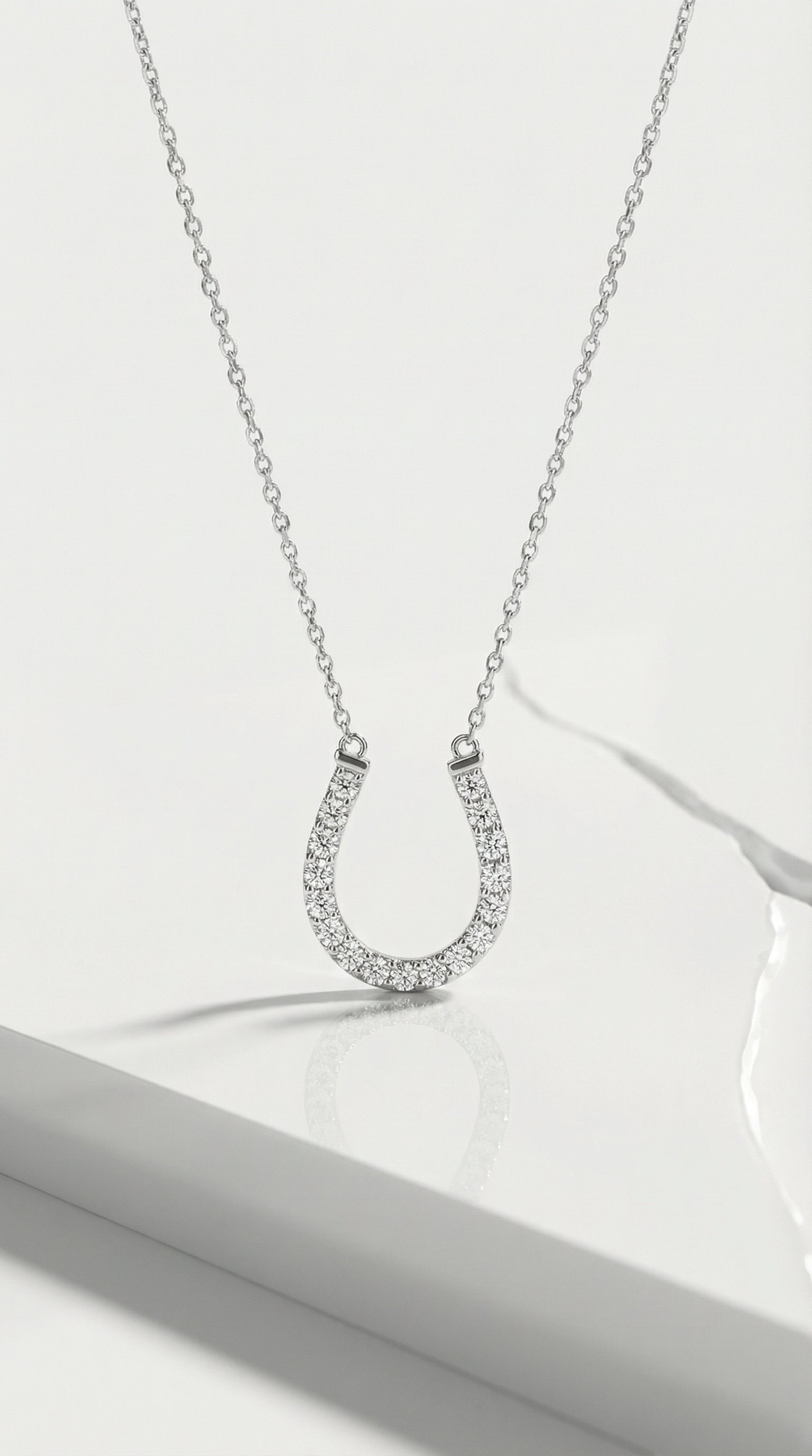 Levendi Essentials - Lucky Horse Shoe Pendant