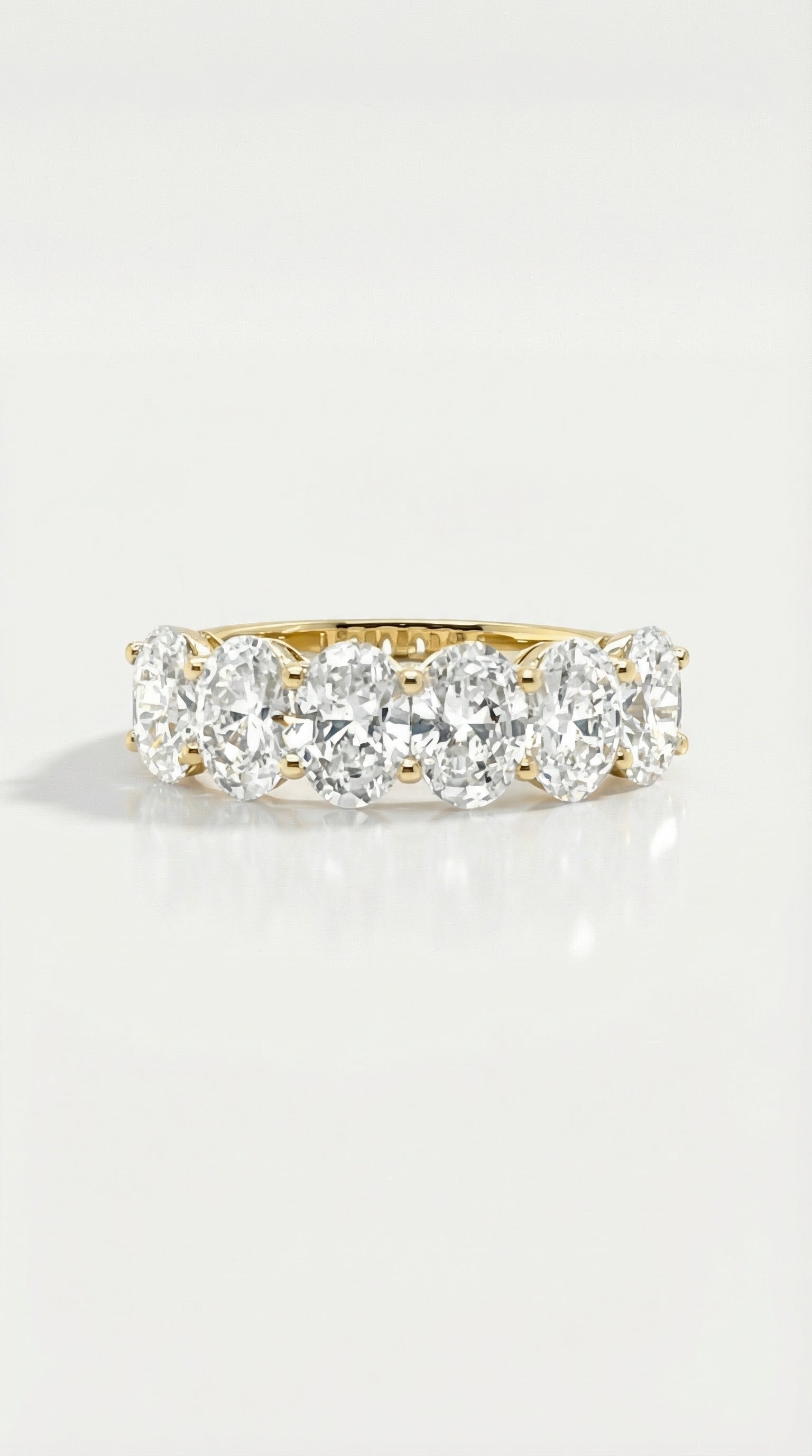 Wedding band Classic - Oval 5 Diamonds Shared Claws