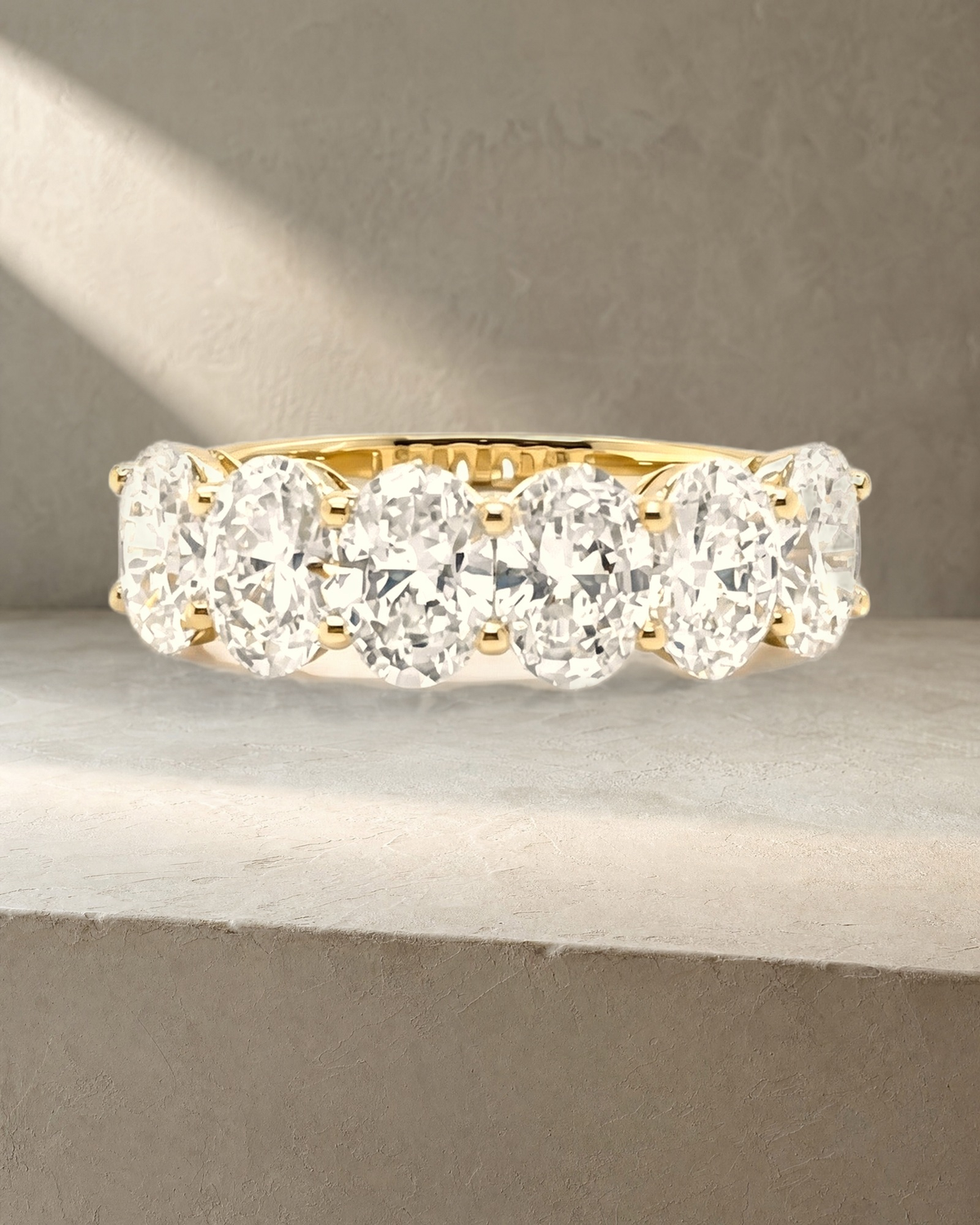 Wedding band Classic - Oval 5 Diamonds Shared Claws — styled