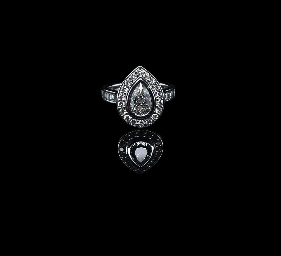 Pear cut 1.01 CT Engagement Ring - Natural