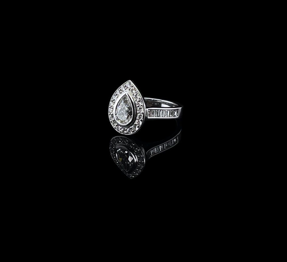 Pear cut 1.01 CT Engagement Ring - Natural