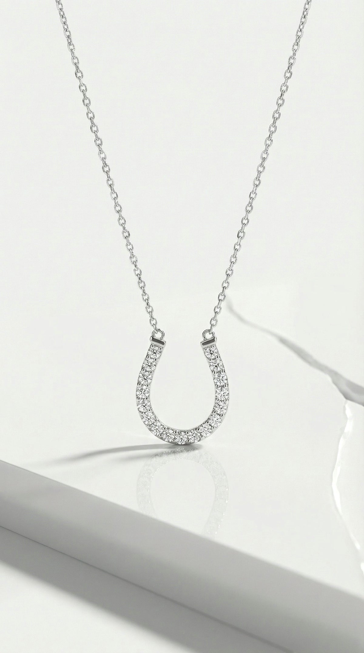 Levendi Essentials - Lucky Horse Shoe Pendant